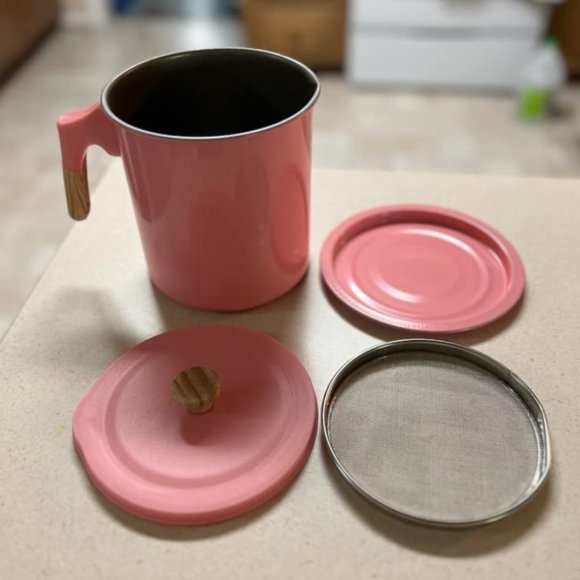 Pink Oil Storage & Bacon Grease Container with Strainer for Kitchen(48oz / 1.4L) - Picture 4 of 9